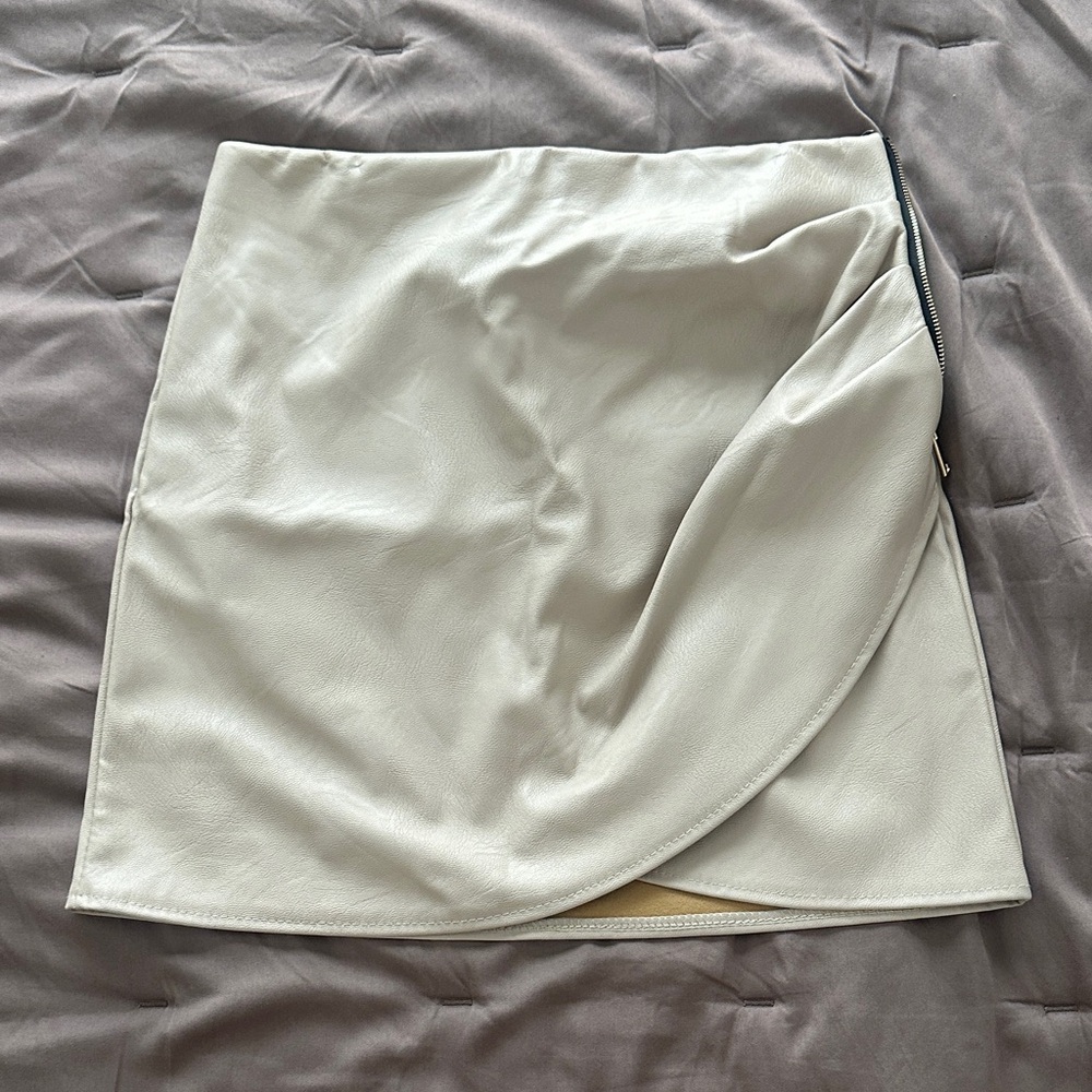 Elegant Cream Leather Skirt